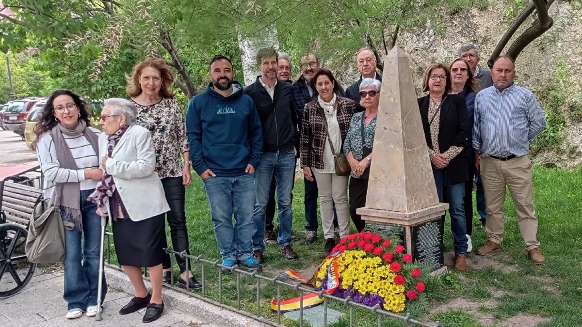 Un grupo de familiares de los deportados a los campos de concentración realizaba una ofrenda floral en el memorial inaugurado hace un año en Cuenca.