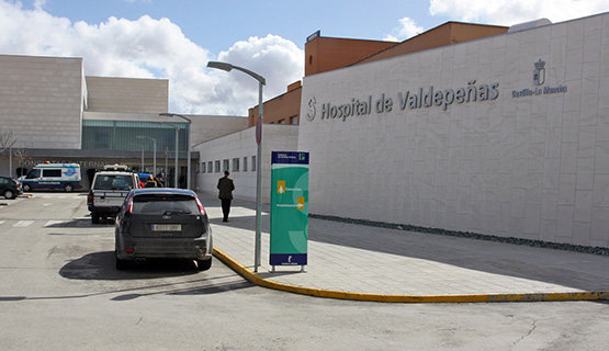 Valdepeñas (Ciudad Real), 20-12-2010.- En la imagen, fachada del Hospital de Valdepeñas, que este año ha colaborado con una decena de instituciones académicas para la formación de futuros profesionales sanitarios. (Foto: Sonia Morales // JCCM)