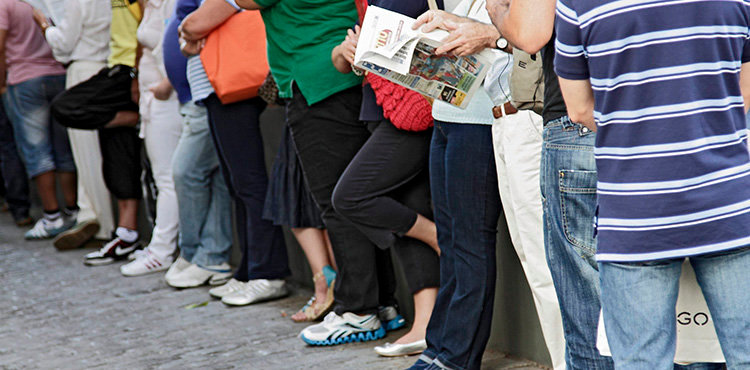SEVILLA. 04.06.12. Reportaje sobre la colas de parados en la oficina del INEM de la calle Alfonso XIII. FOTO: JUAN FLORES. archsev.
