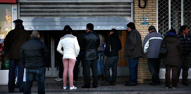 People wait to enter a government-run employment office in Madrid January 3, 2013. REUTERS/Susana Vera (SPAIN - Tags: BUSINESS EMPLOYMENT POLITICS SOCIETY)