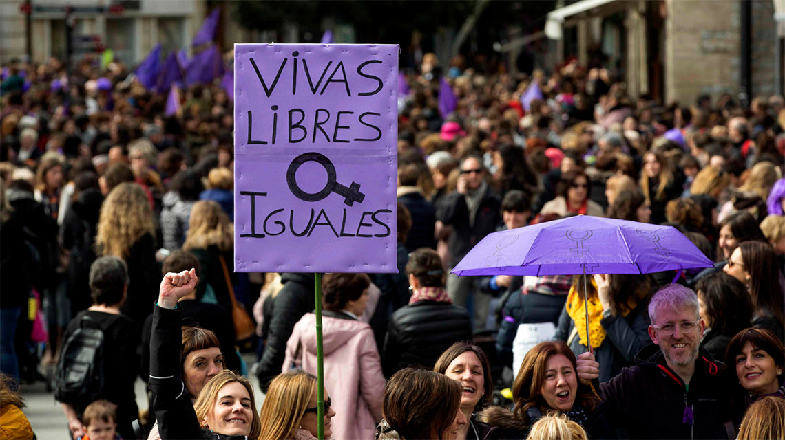 FOTODELDIA - GRAF7293. VITORIA, 08/03/2018.- Miles de personas se han manifestado hoy en Vitoria con motivo de la huelga feminista convocada por el Día Internacional de la Mujer. EFE/ David Aguilar