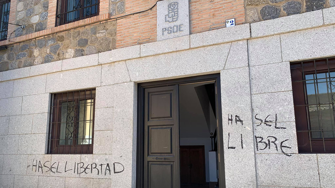 Atacan la sede del PSOE de Castilla-La Mancha con pintadas pidiendo la libertad de Pablo Hasél.