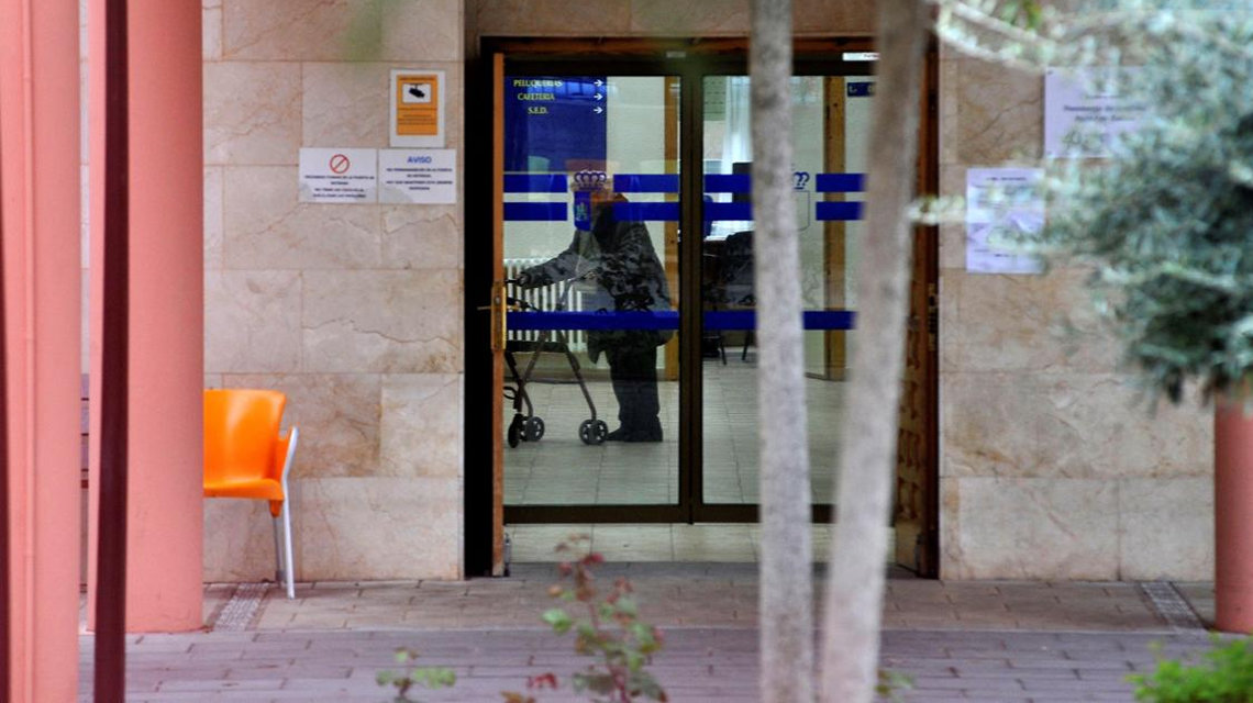  Una usuaria confinada en el interior de la residencia Núñez de Balboa de Albacete a consecuencia de la pandemia de la covid-19. EFE/Archivo