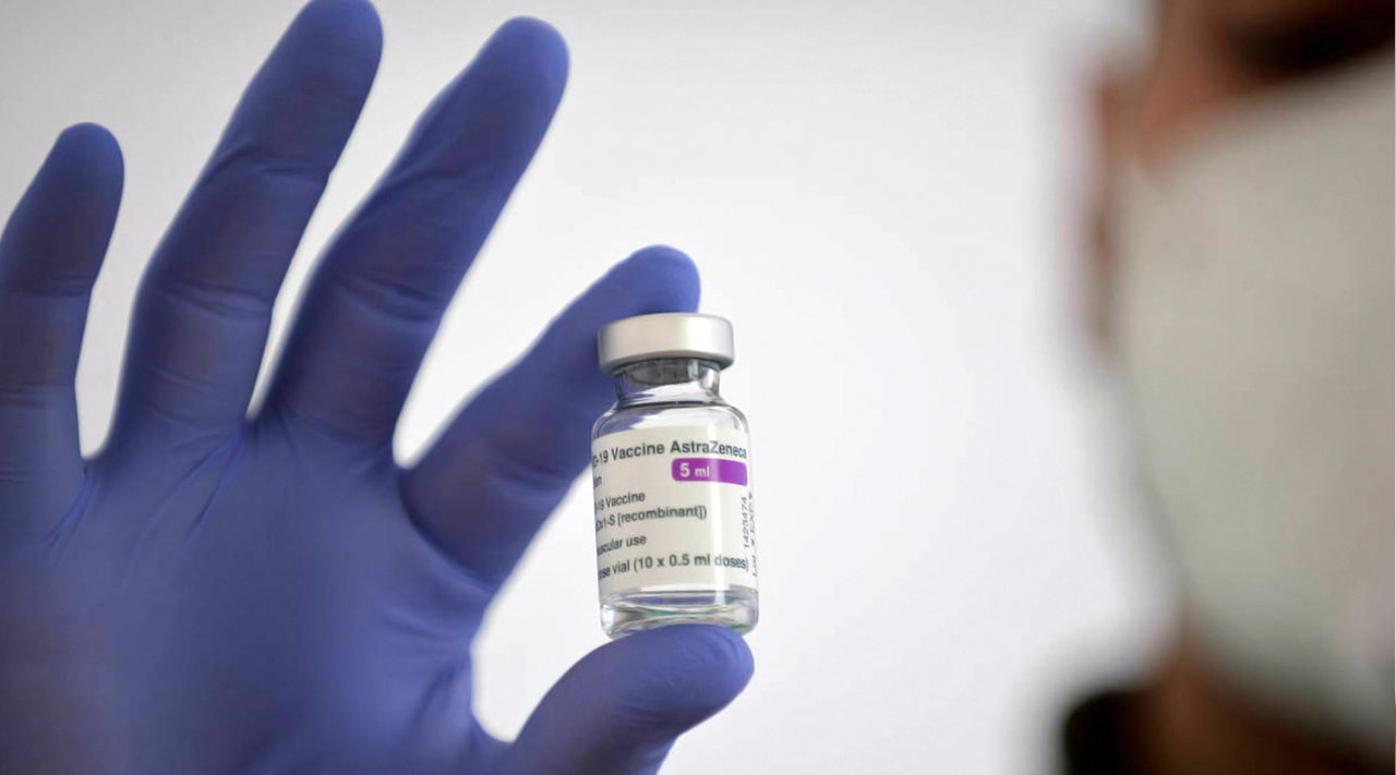 Personal sanitario muestra una dosis de la vacuna de AstraZeneca. Reuters/Archivo
