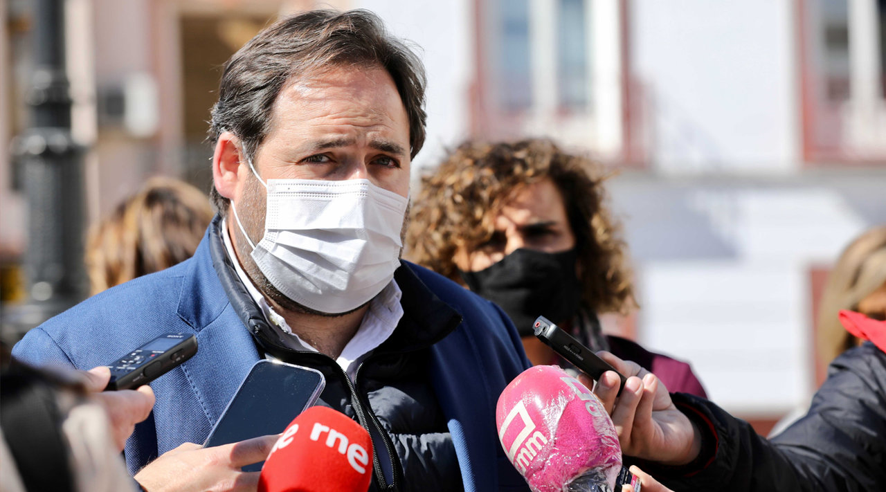 El presidente del PP de Castilla-La Mancha, Paco Núñez, responde a las acusaciones de Carmen Picazo durante su visita a Tomelloso con Dolors Montserrat. PeriódicoCLM