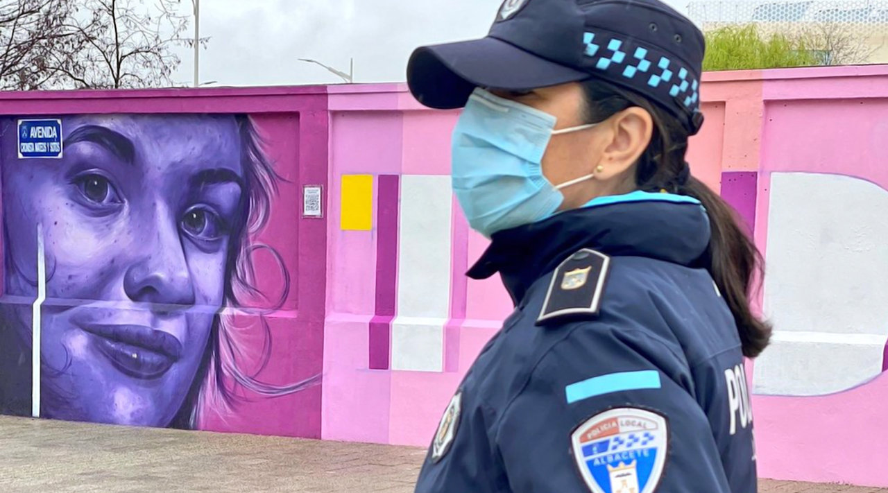 Imagen de archivo de una policía local de Albacete frente a un mural feminista de la ciudad. PeriódicoCLM