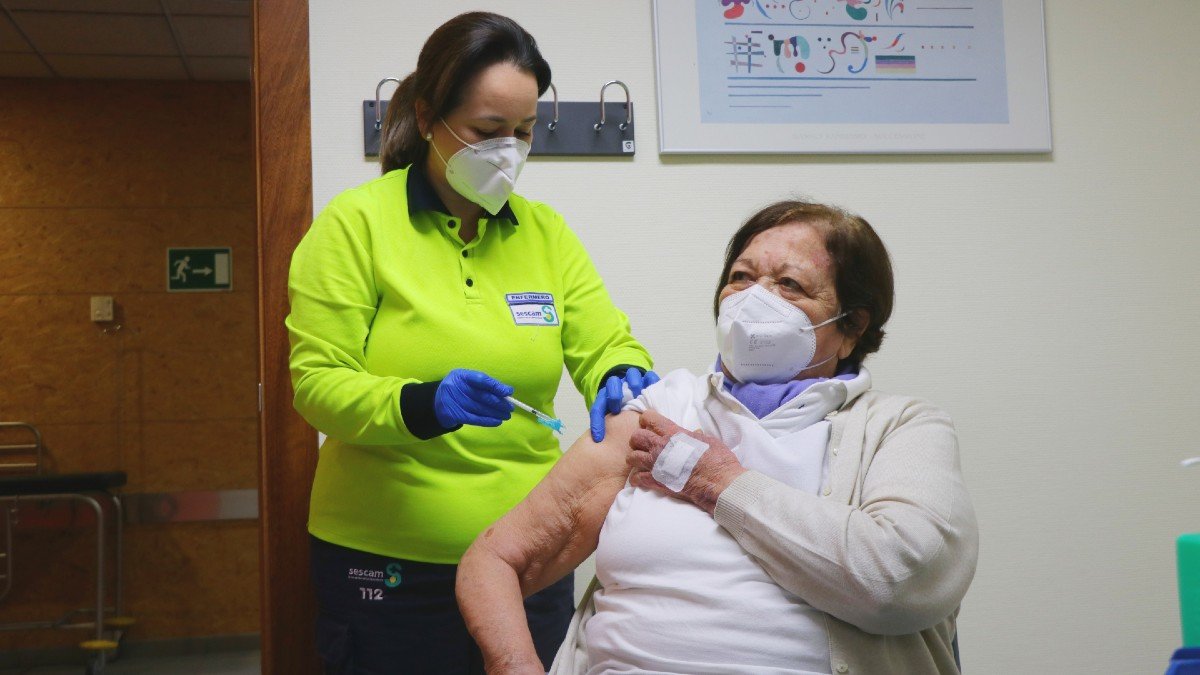 El Gobierno regional confía en que abril marque "un punto de inflexión" en el ritmo de vacunación.