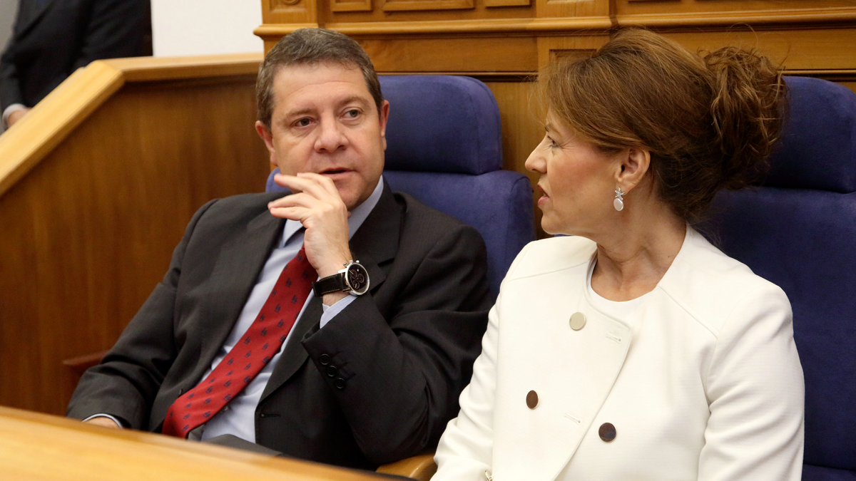 La antigua consejera de Bienestar Social, Aurelia Sánchez, sentada junto al presidente García-Page durante un Pleno de las Cortes de Castilla-La Mancha. | ARCHIVO