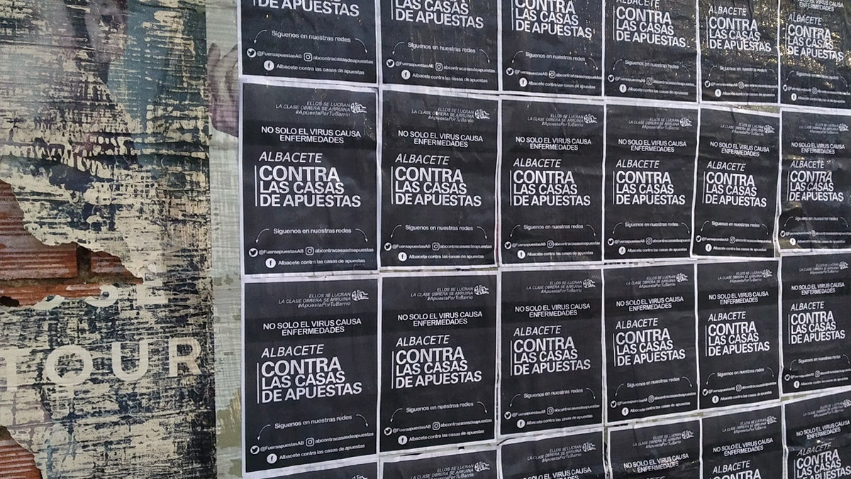 Carteles contra la ludopatía pegados por el colectivo 'Albacete contra las casas de apuestas', en los que se puede leer "No solo el virus causa enfermedades". ARCHIVO
