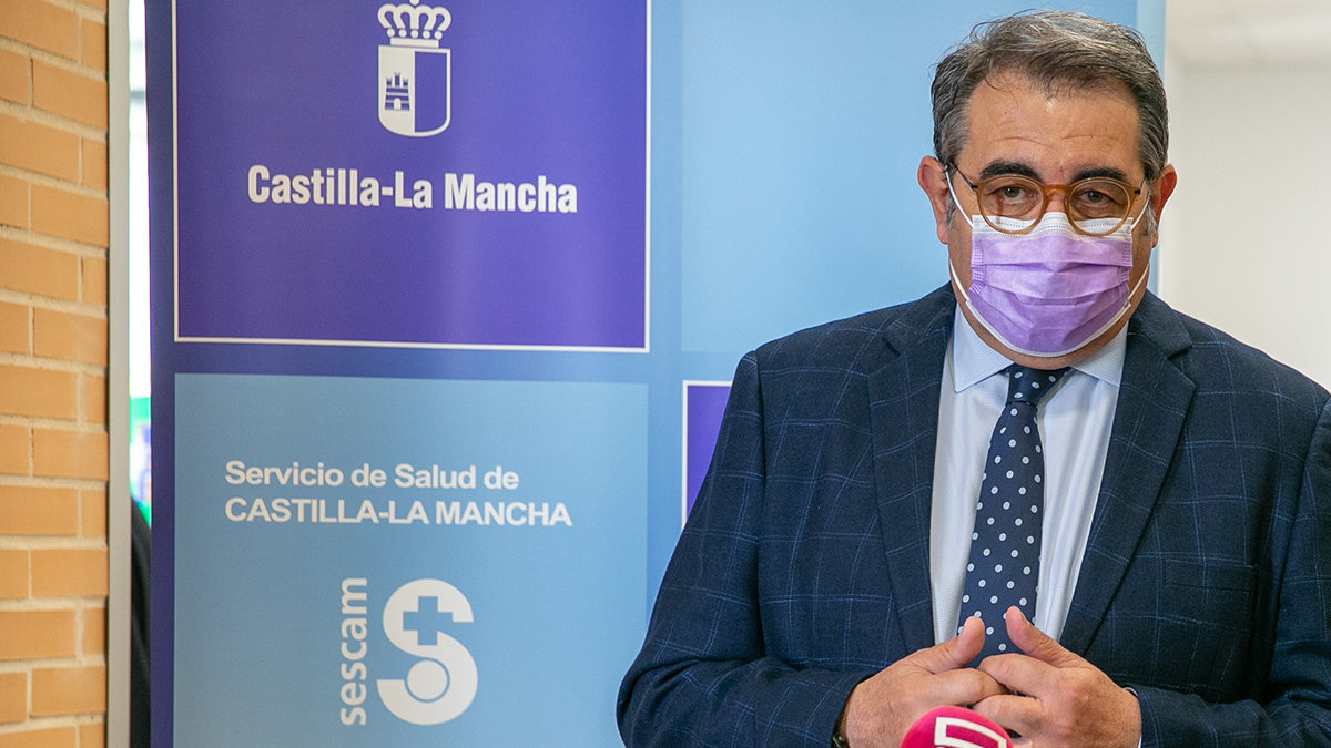 El consejero de Sanidad de Castilla-La Mancha, Jesús Fernández, durante la inauguración del Consultorio Local de Almorox (Toledo). Foto: A. Pérez