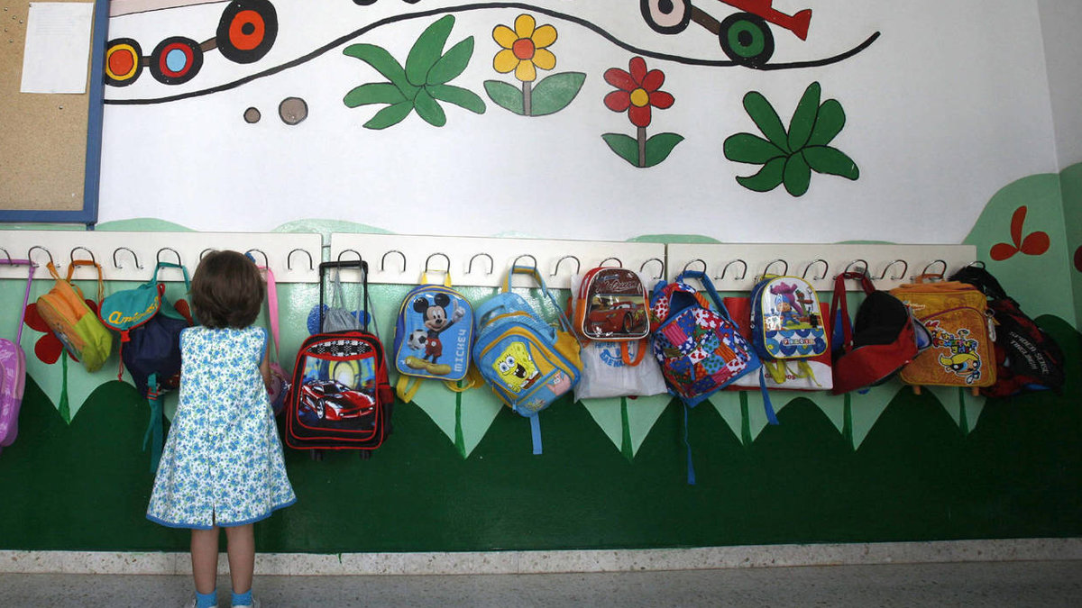 Una niña coloca su mochila en un colegio. EFE/Archivo