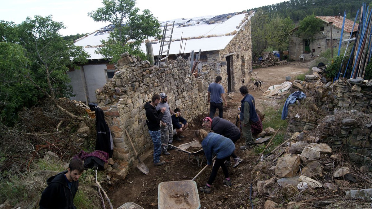 Repobladores del pueblo de Fraguas durante la rehabilitación viviendas y espacios comunes. ARCHIVO