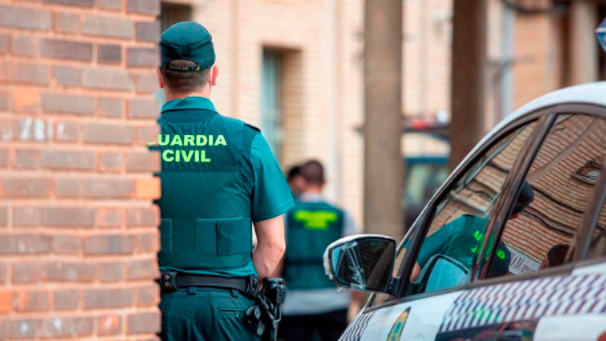 Miembros de la Guardia Civil efectuando una detención | ARCHIVO