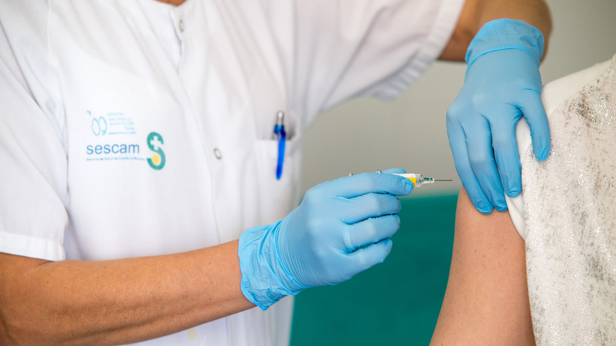 Sanitario del Servicio de Salud de Castilla-La Mancha (Sescam) administrando una vacuna contra la covid19. ARCHIVO