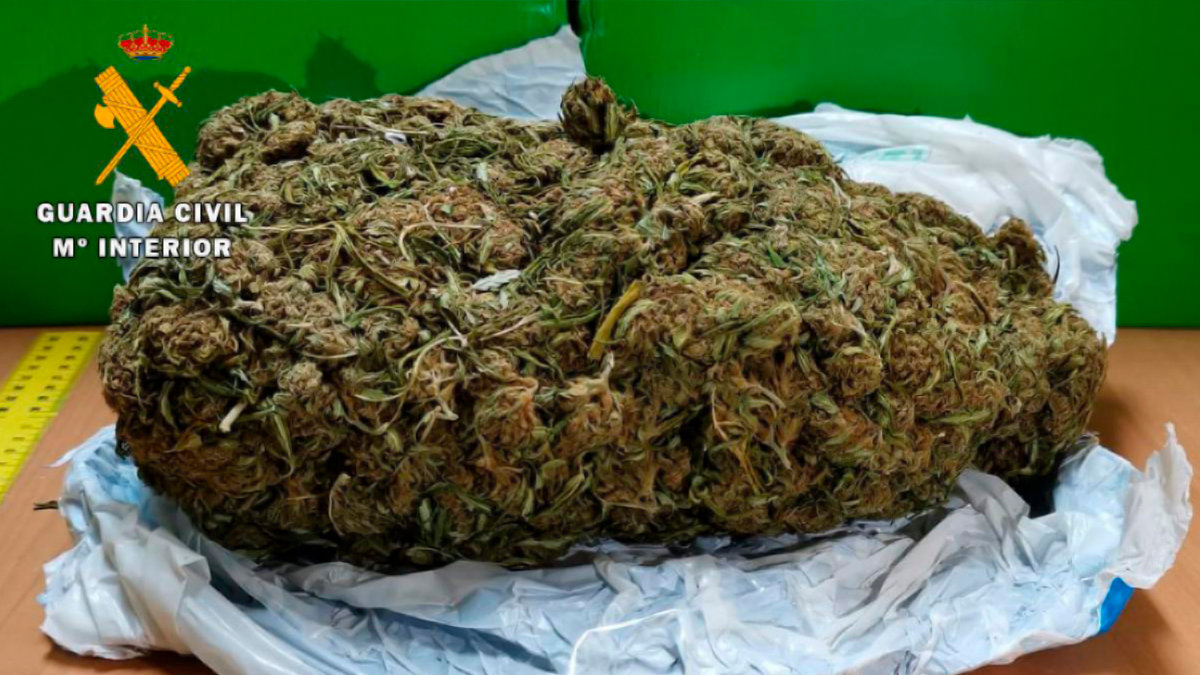 Bolsa de medio kilo de cannabis incautada por la Guardia Civil. ARCHIVO