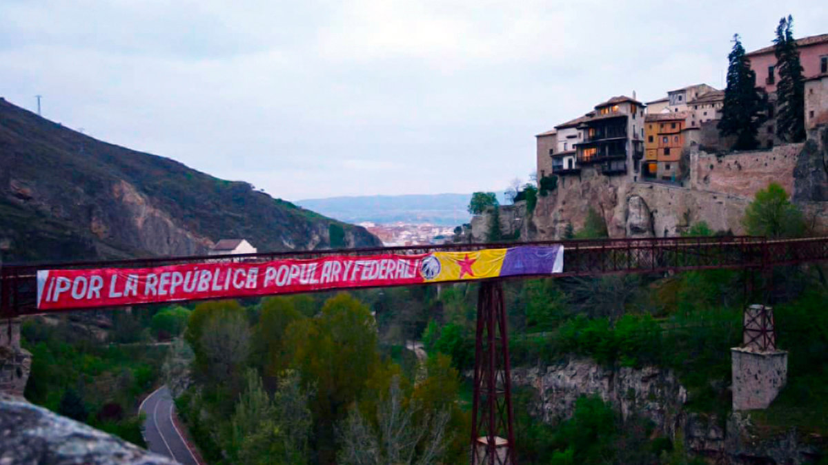 Pancarta republicana colgada en el Puente de San Pablo, junto a las Casas Colgadas, con motivo del 14 de abril, noventa aniversario dela proclamación de la II República. Foto: @frenteobreroesp