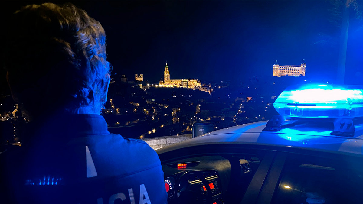 Patrulla de la Policía Local con el Alcázar y la Catedral de Toledo al fondo. Foto: Policía Local Toledo