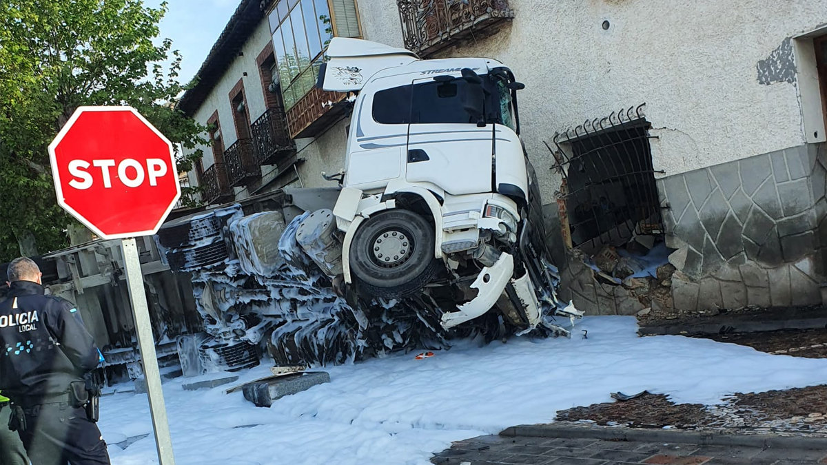 Momentos después de la colisión del camión contra una panadería de la localidad toledana de Orgaz. Foto: José María García-Cid
