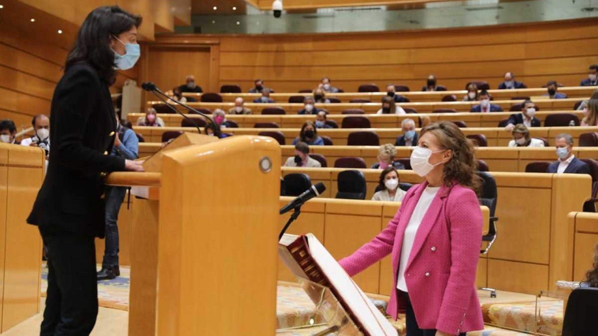 Aurelia Sánchez prometiendo el cargo de senadora frente a la presidenta de la Cámara Alta, Pilar Llop. PeriódicoCLM