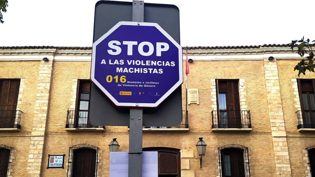 Señal contra las violencias machistas frente al Ayuntamiento de Villarrubia de los Ojos. ARCHIVO