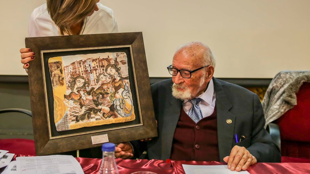 Enrique Domínguez Millán recogiendo el Premio Glauka que le concedió en 2019 la asociación 'Amigas de la Lectura de Cuenca'. ARCHIVO