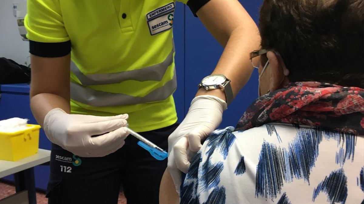 Sanitario del Servicio de Salud de Castilla-La Mancha (Sescam) poniendo una vacuna contra la covid-19. ARCHIVO