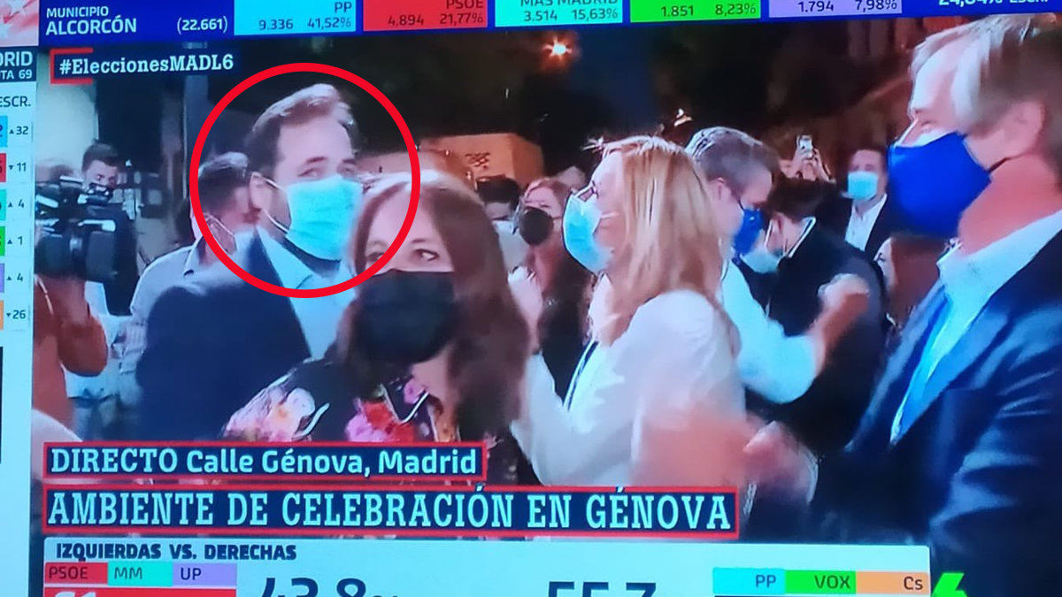 Las cámaras de LaSexta captan a Paco Núñez en la multitudinaria fiesta del PP en Génova por la victoria de Isabel Díaz Ayuso en las elecciones de Madrid. PeriódicoCLM