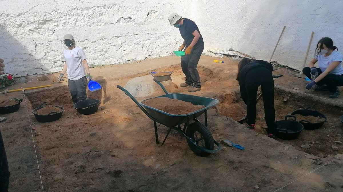 Este lunes han comenzado los trabajos de exhumación para la recuperación de las víctimas de la represión franquista enterradas en la fosa común civil del cementerio de Almagro. PeriódicoCLM