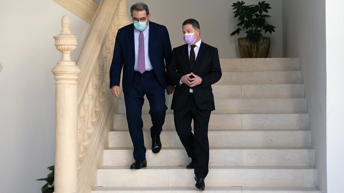 El presidente de Castilla-La Mancha, Emiliano García-Page, junto a su consejero de Sanidad, Jesús Fernández Sanz, en el Palacio de Fuensalida. ARCHIVO
