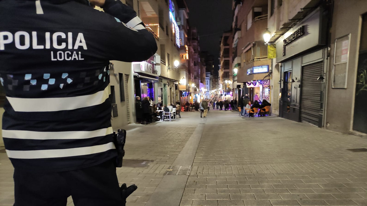 La Policía Local de Albacete efectuando controles para el cumplimiento de las restricciones anticovid. ARCHIVO