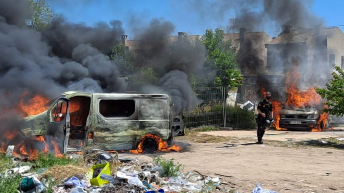 Imagen de los vehículos incendiados en uno de los barrios de Ciudad Real donde se han producido los altercados.