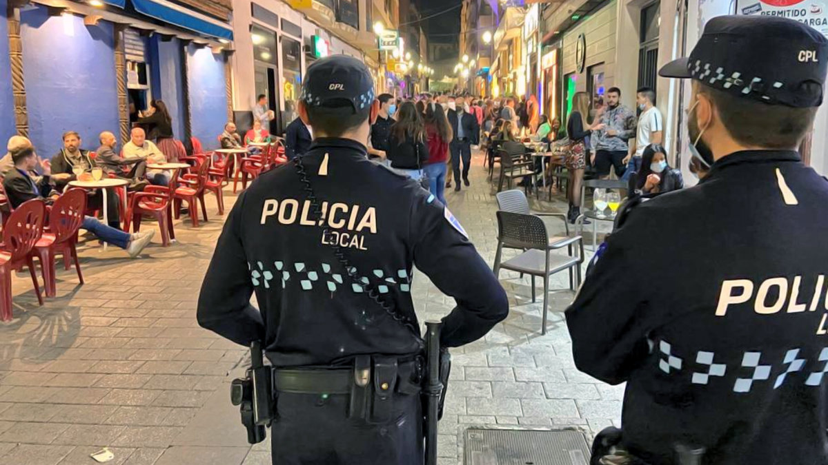 Policía Local de Albacete efectuando controles para el cumplimiento de las restricciones anticovid. ARCHIVO