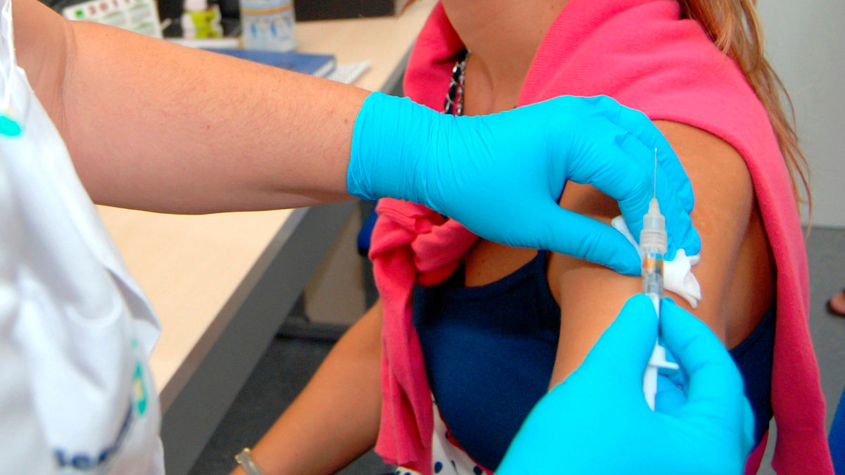 Enfermera del Sescam administrando a una mujer una dosis de la vacuna contra la covid-19. Foto: Sescam