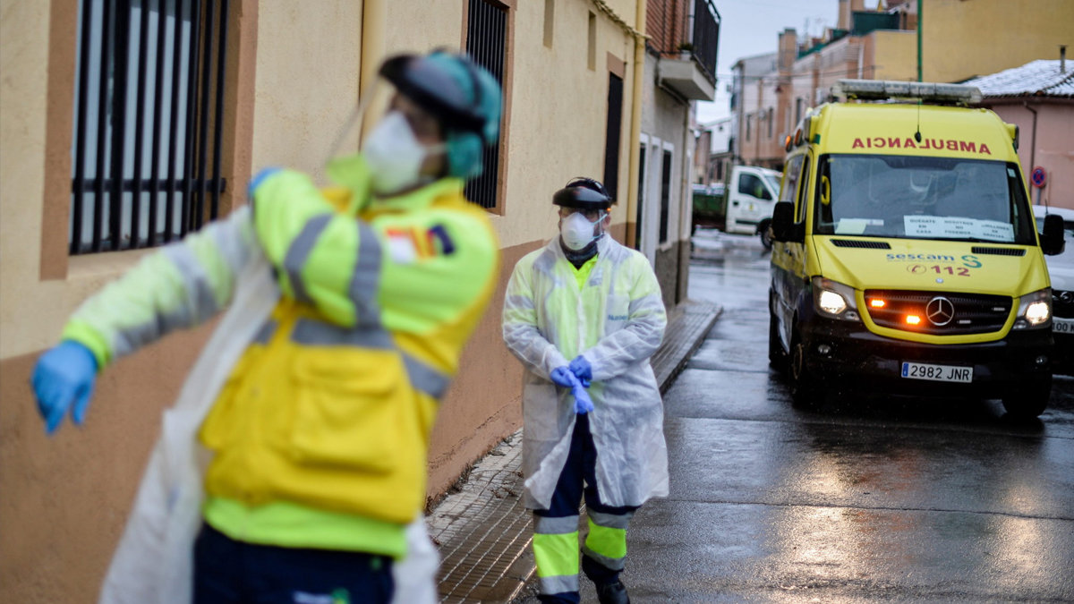 Miembros del Servicio de Salud de Castilla-La Mancha (Sescam) atienden a un posible enfermo de Coronavirus en su domicilio. EFE/Archivo