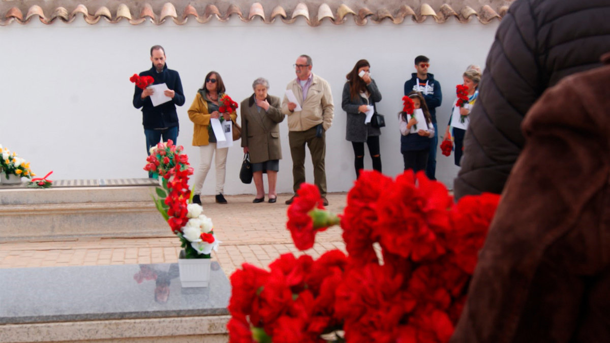 Familiares homenajeando a las víctimas del franquismo enterradas en las fosas comunes de Manzanares. Foto: ARMH