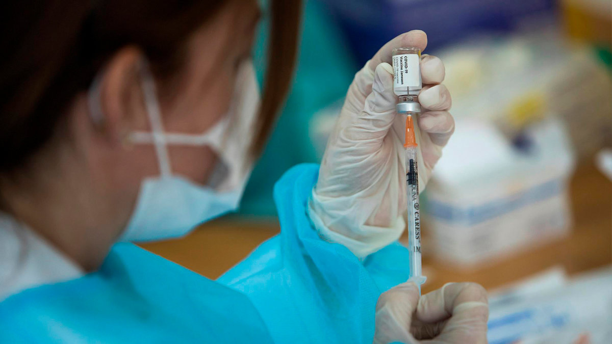 Una enfermera prepara una dosis de la vacuna de Janssen contra la covid-19. Foto: Toni Galán / EFE