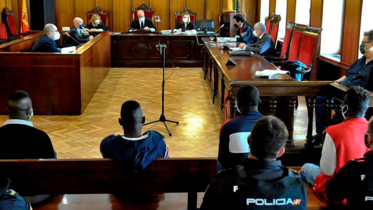 Los cuatro acusados de desorden público durante el juicio celebrado por las protestas contra el confinamiento de los temporeros en Albacete. Foto Manu / EFE