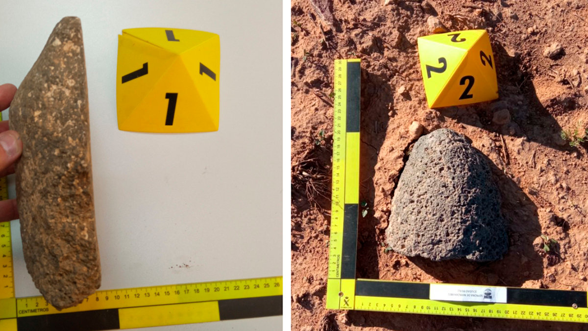 Las dos piedras, de origen volcánico, encontradas en el término municipal de Daimiel. Foto: Seprona