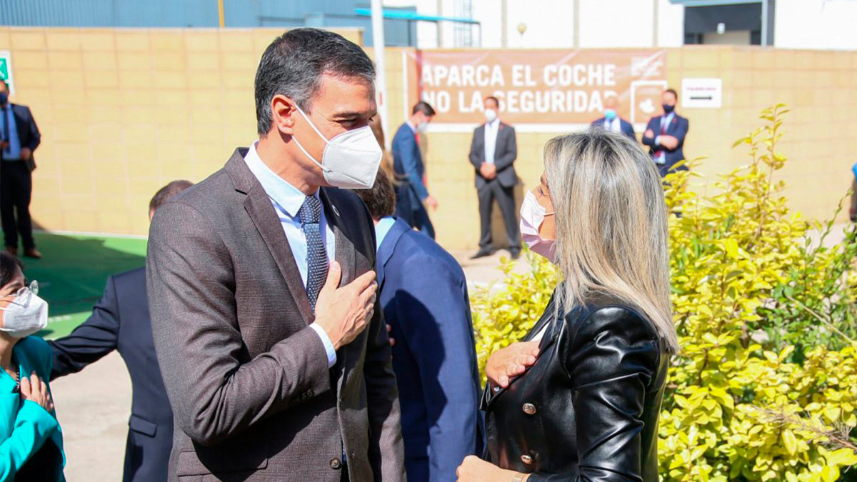 El presidente del Gobierno de España, Pedro Sánchez, saludando a la alcaldesa de Toledo, Milagros Tolón, durante la visita al centro de la farmacéutica Janssen en la capital. Foto: Ayto. Toledo