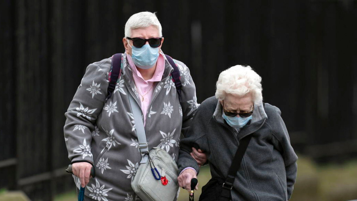 Pareja de mujeres dando un paseo en plena pandemia por la covid-19. Foto: EFE