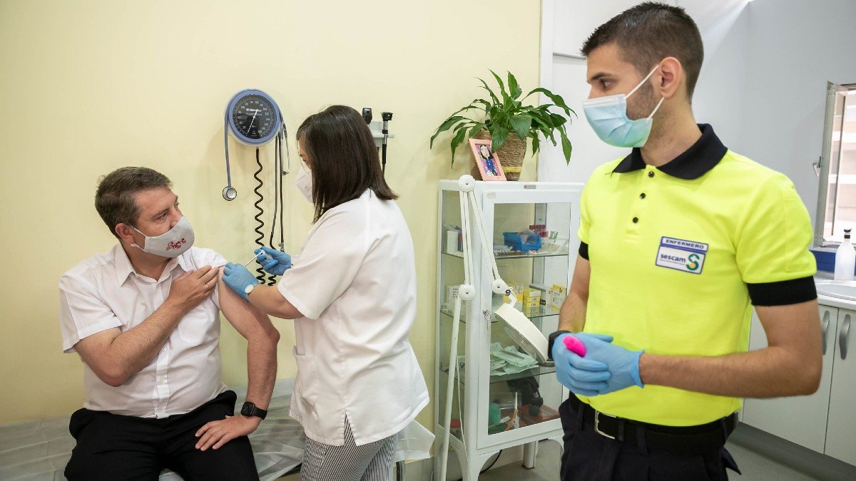 García-Page ha recibido la vacuna monodosis de Janssen en un centro de salud de Toledo. | FOTO: JCCM