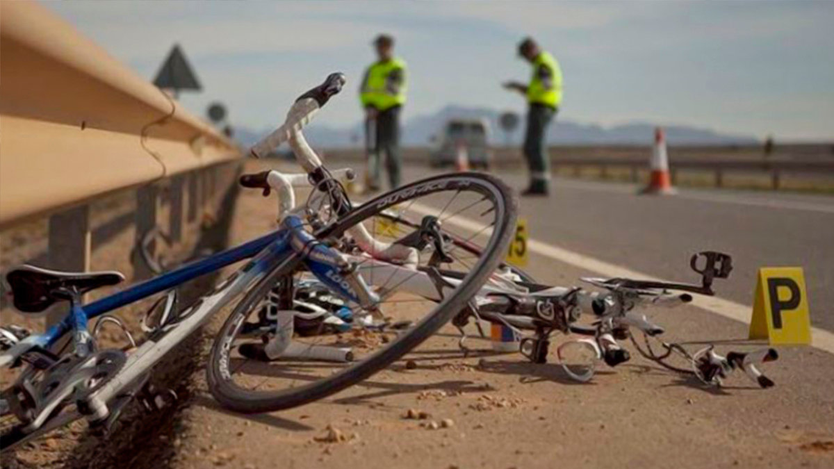 Imagen de un accidente de tráfico con ciclistas. ARCHIVO