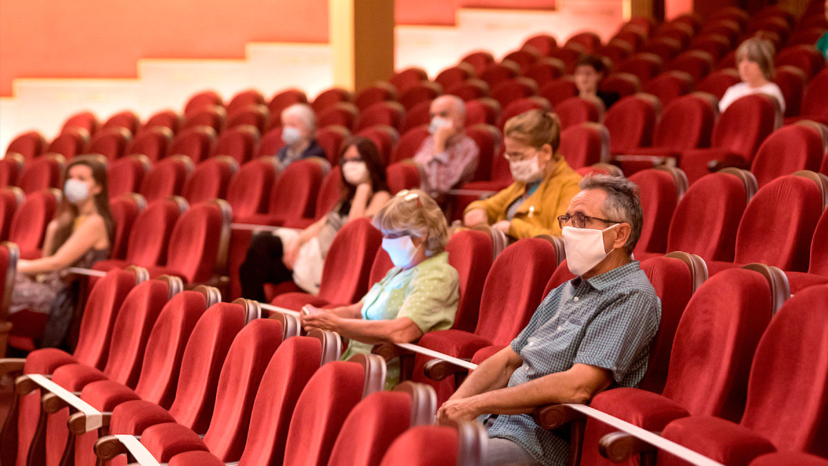 Espectadores durante una sesión en una sala de cine. Foto: Javier Blasco / EFE