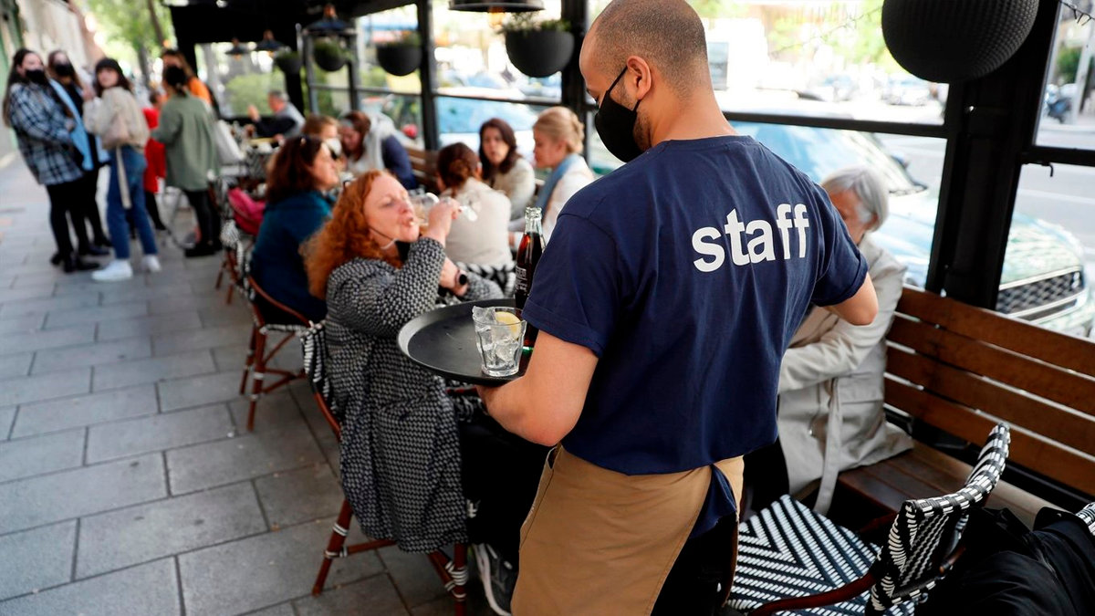 Un camarero atendiendo a los clientes de la terraza de un bar. Foto: EFE