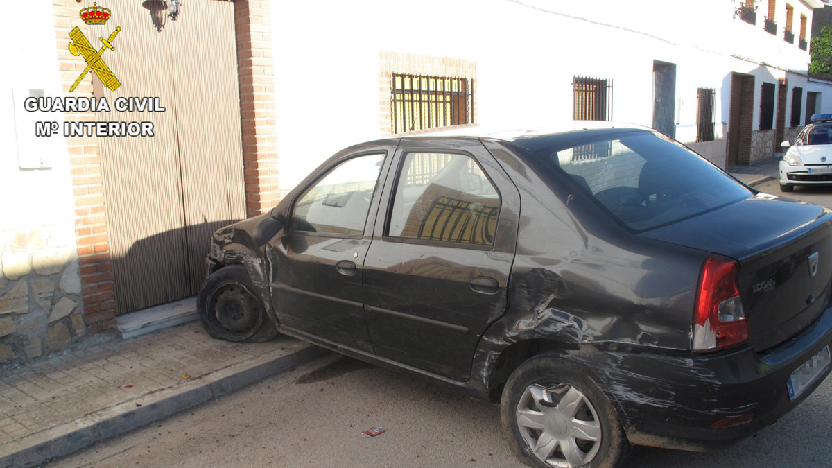 Vehículo del hombre detenido, que acabó impactando contra la fachada de una vivienda de El Toboso. Foto: Guardia Civil de Toledo