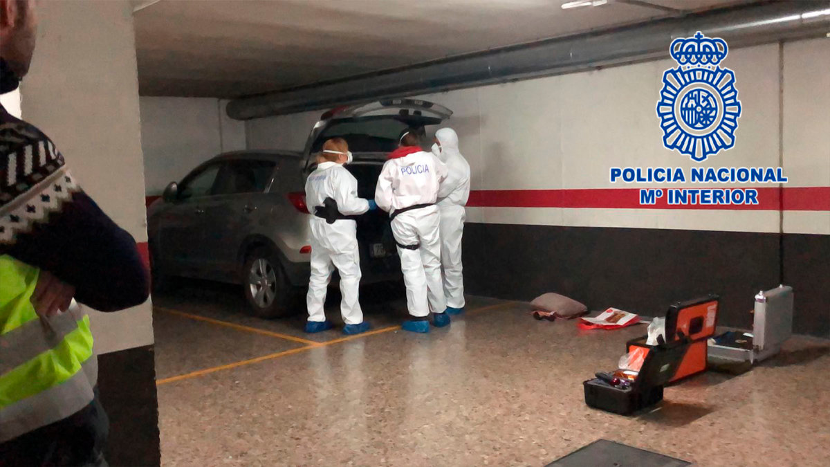 Efectivos de la Policía Nacional realizando un registro del coche de 'El Chule', el policía local de Albacete acusado de asesinar a Jairo Arcos. ARCHIVO