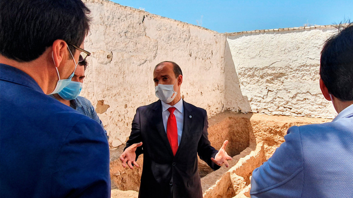 El presidente de las Cortes de Castilla-La Mancha, durante la visita a los trabajos de exhumación. Foto: Cortes Castilla-La Mancha