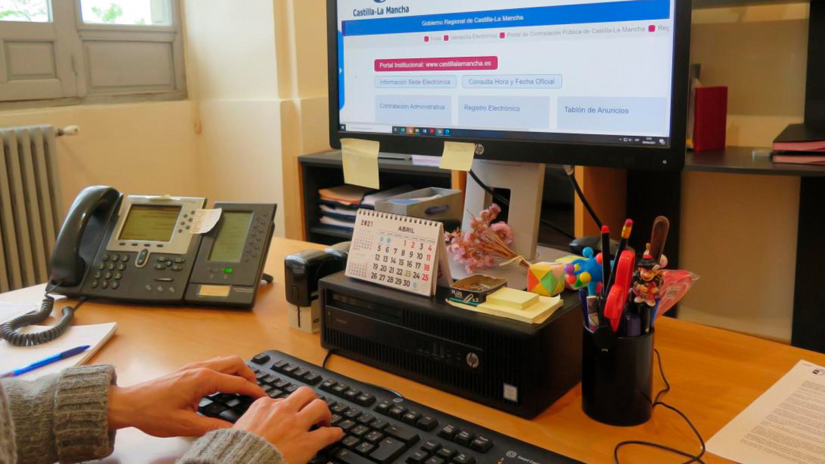Usuario de un ordenador accediendo a la página de la Junta de Castilla-La Mancha. ARCHIVO