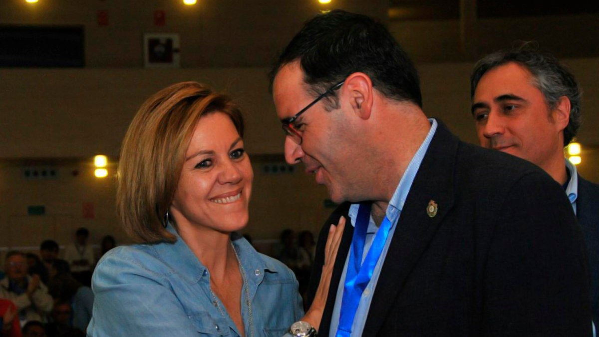 El presidente del Partido Popular de Cuenca, Benjamín Prieto, junto a María Dolores de Cospedal en el último congreso del PP de Castilla-La Mancha. ARCHIVO