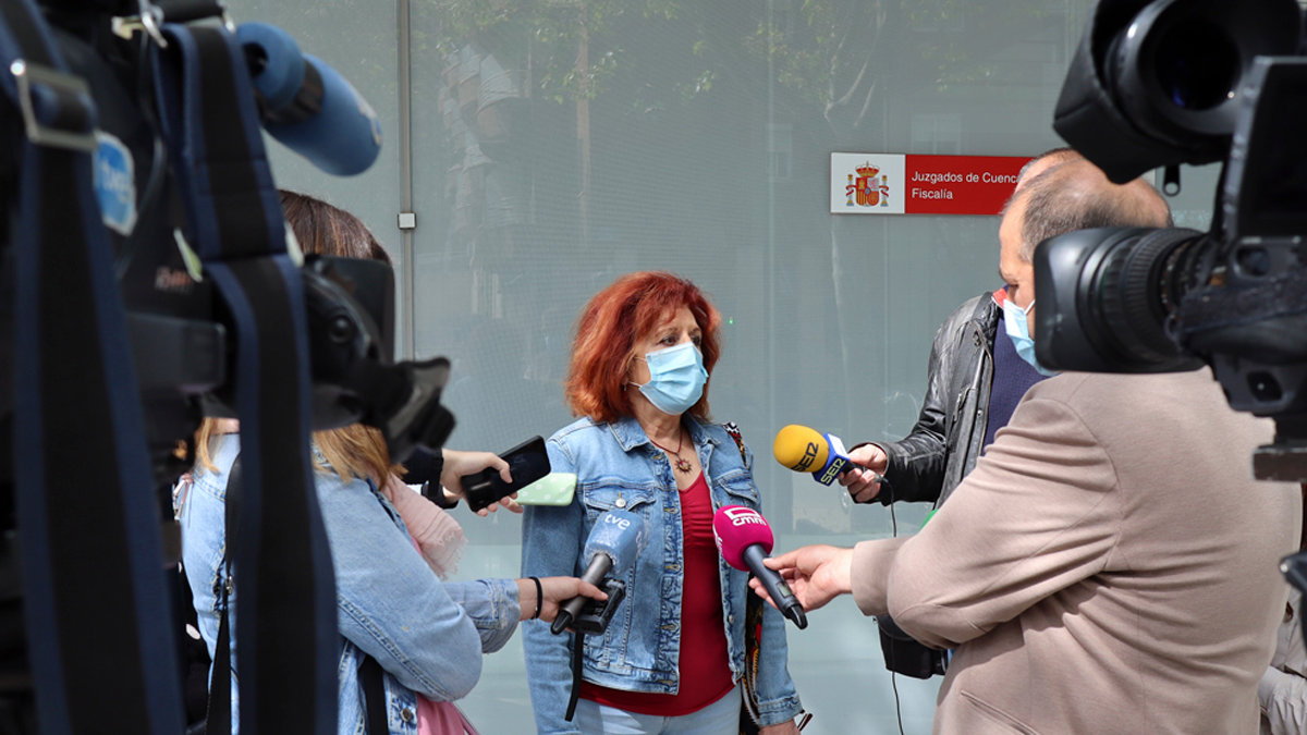 La concejala María Ángeles García respondiendo a los medios tras la presentación del escrito a la Fiscalía. Foto: Podemos Cuenca